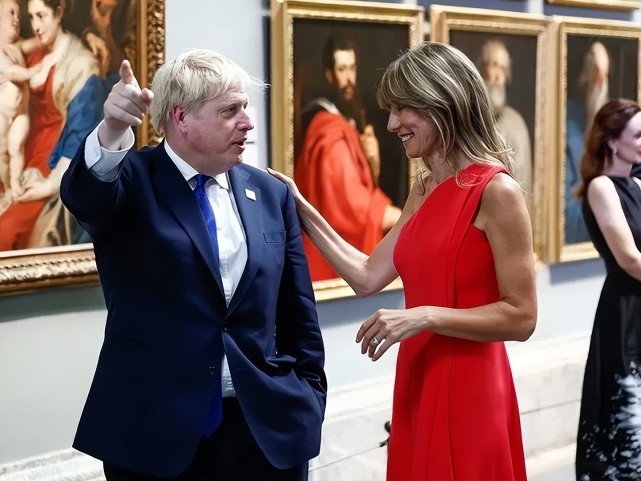 西班牙第一夫人成晚宴大赢家！穿中国红秀超模身材，还被拜登搂腰休闲区蓝鸢梦想 - Www.slyday.coM