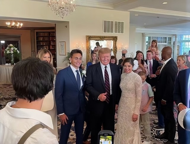 梅拉尼娅罕见正式亮相！穿米色套装依然美，完胜北约峰会的夫人们休闲区蓝鸢梦想 - Www.slyday.coM