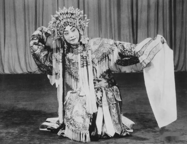 京剧大师梅兰芳的中国首部彩色电影《生死恨》75年前的今天开拍休闲区蓝鸢梦想 - Www.slyday.coM