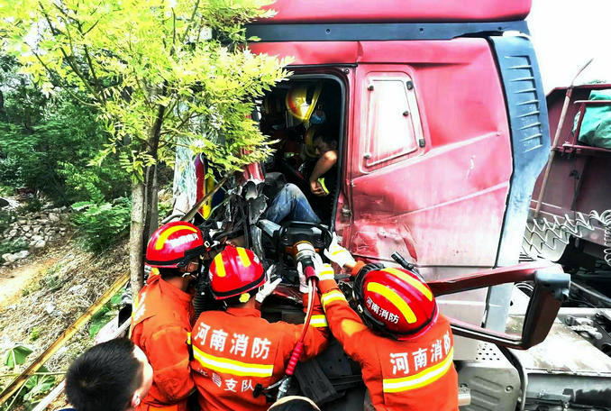 河南禹州:货车发生追尾一名司机被困 消防队员火速赶赴现场救援休闲区蓝鸢梦想 - Www.slyday.coM 河南禹州:货车发生追尾一名司机被困 消防队员火速赶赴现场救援休闲区蓝鸢梦想 - Www.slyday.coM