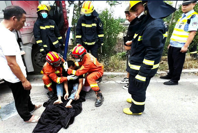 河南禹州:货车发生追尾一名司机被困 消防队员火速赶赴现场救援休闲区蓝鸢梦想 - Www.slyday.coM 河南禹州:货车发生追尾一名司机被困 消防队员火速赶赴现场救援休闲区蓝鸢梦想 - Www.slyday.coM