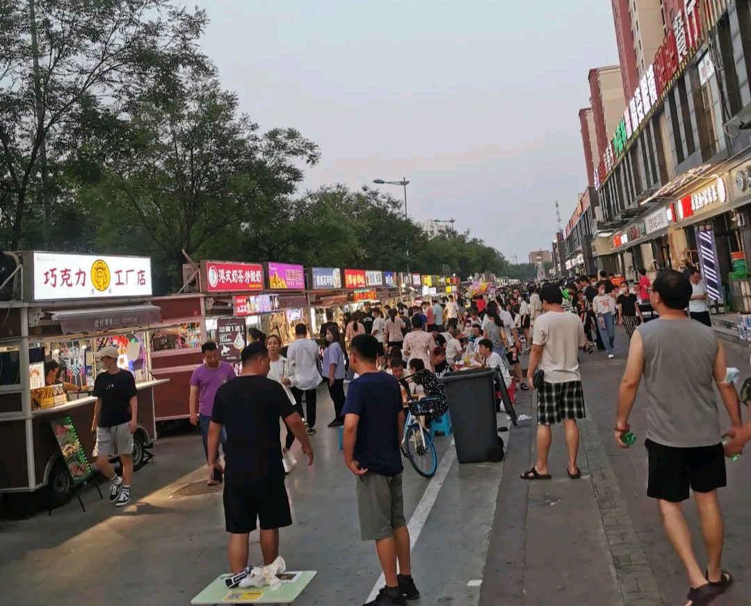 姚村夜市来了!人群拥挤叫卖声不绝于耳,人间烟火气浓郁