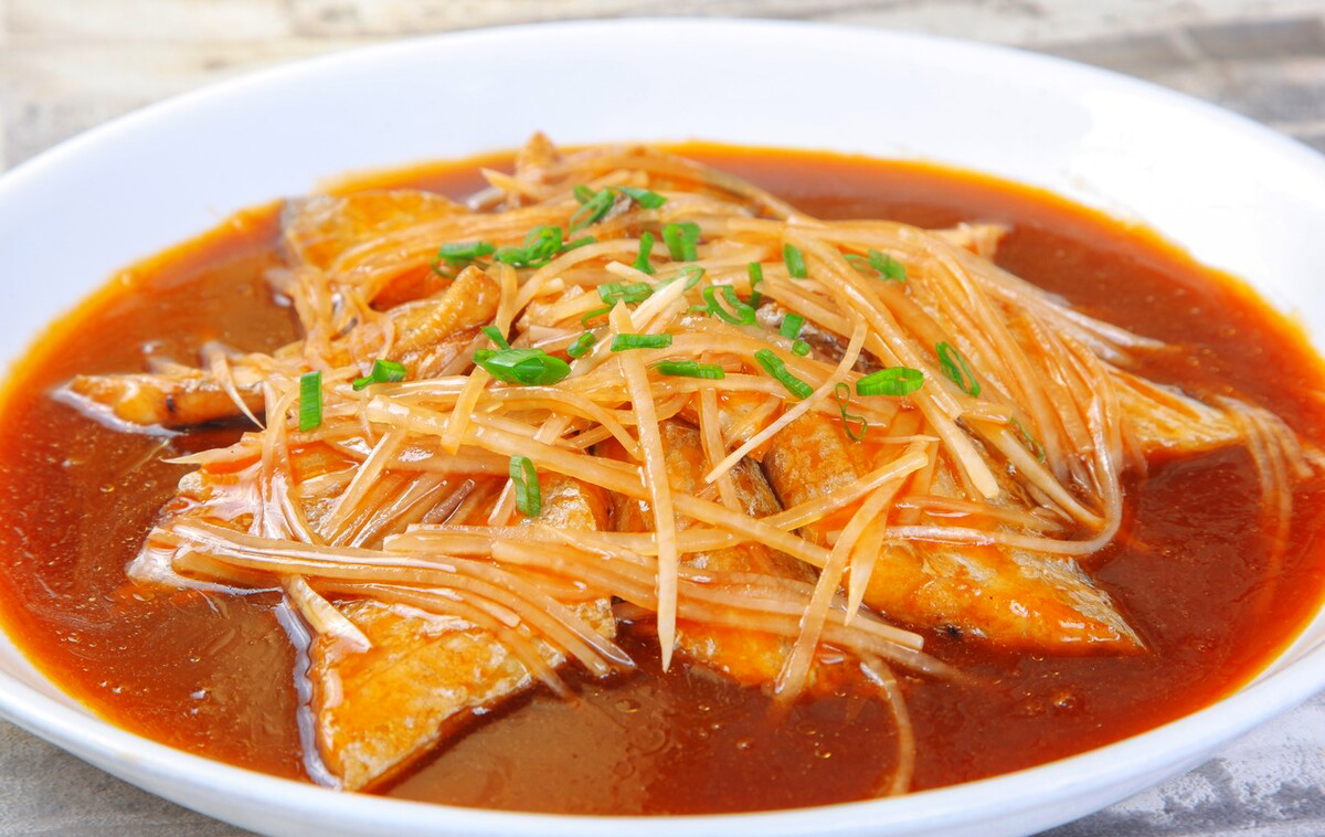 推荐食谱【萝卜丝炖带鱼】第四种:带鱼5,另起锅,少许油放入红椒和黄瓜