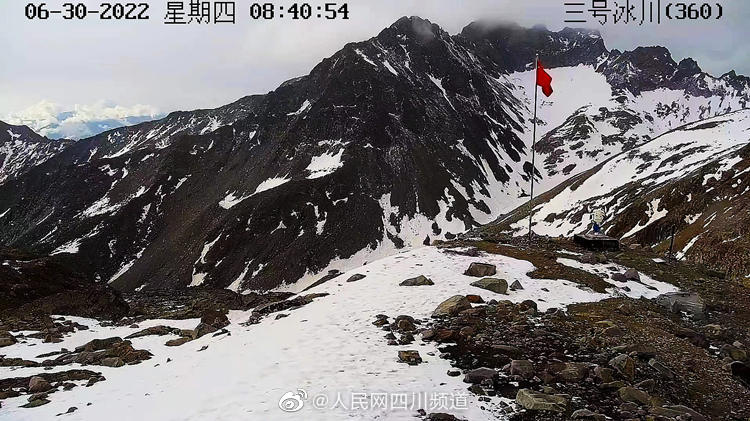 羡慕哭了 达古冰川下雪了！休闲区蓝鸢梦想 - Www.slyday.coM