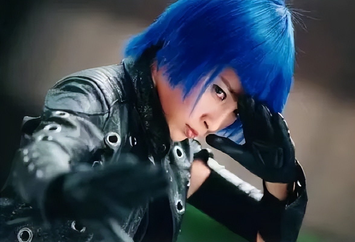 中的卡塔娜给力,白色小抹胸搭配日式的缠布束腰,相当有派头,而扮演者