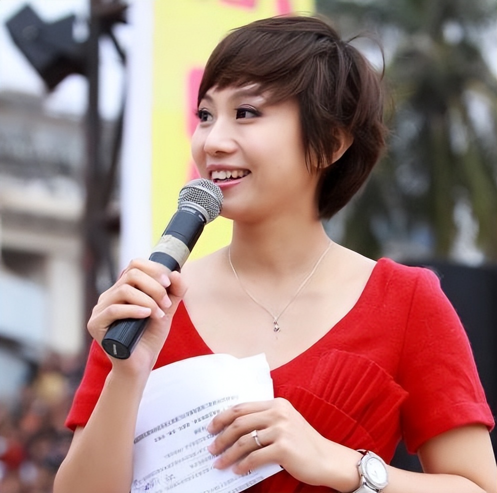 美女主持人李静雯的励志史:穷并不可怕,可怕的是自己放弃了机会休闲区蓝鸢梦想 - Www.slyday.coM 美女主持人李静雯的励志史:穷并不可怕,可怕的是自己放弃了机会休闲区蓝鸢梦想 - Www.slyday.coM