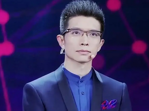 朱广权人称主持界郭德纲,靠段子征服观众,连手语老师都甘拜下风