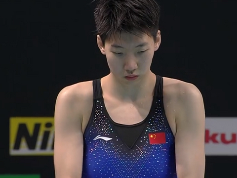 李亚杰夺一米板冠军,最后两跳靠难度取胜,赛后憨笑太可爱