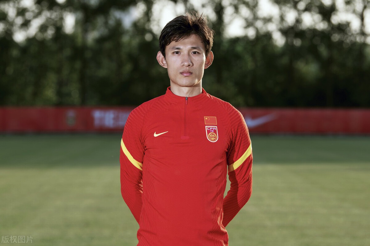 12强赛首发主力送大礼,王燊超停球失误被嘲笑:这次没感冒发烧?