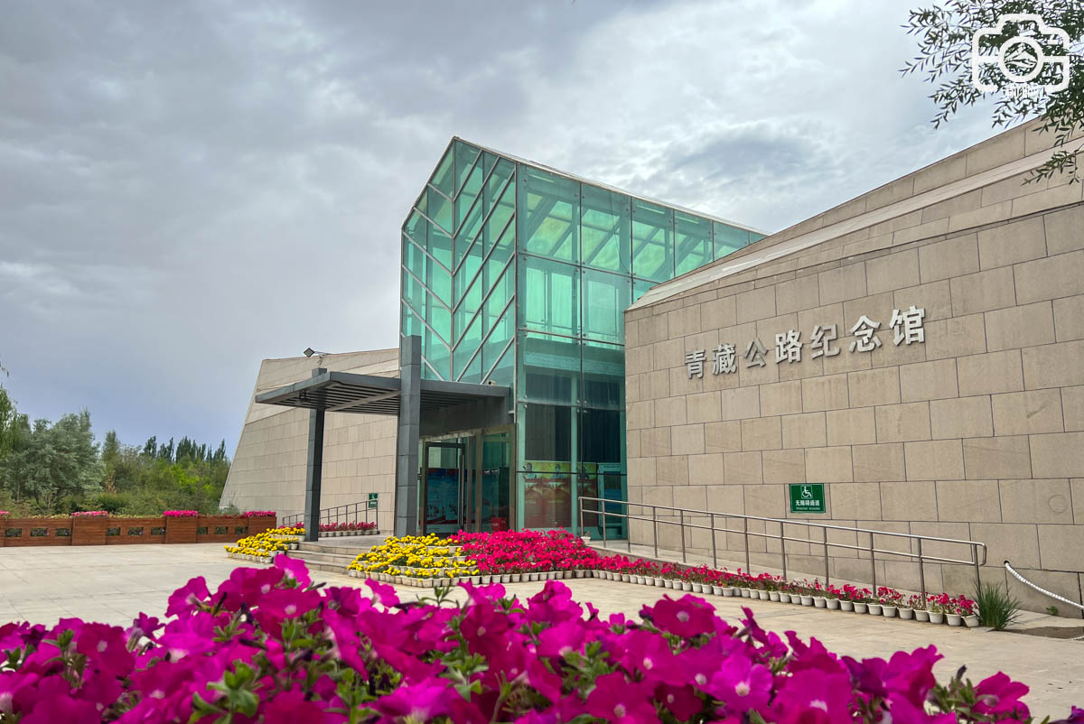 格尔木将军楼背后的故事,一个人、一条路、一座城,让人肃然起敬休闲区蓝鸢梦想 - Www.slyday.coM 格尔木将军楼背后的故事,一个人、一条路、一座城,让人肃然起敬休闲区蓝鸢梦想 - Www.slyday.coM