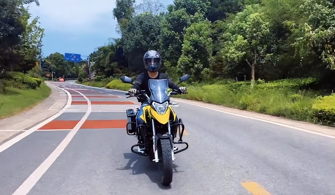 仿赛摩托车可以摩旅吗？为什么旅途很少看到仿赛车，给大家了解下休闲区蓝鸢梦想 - Www.slyday.coM