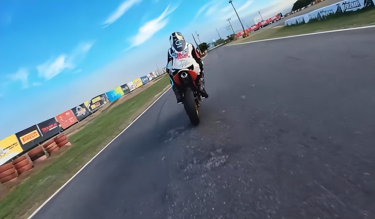 仿赛摩托车可以摩旅吗？为什么旅途很少看到仿赛车，给大家了解下休闲区蓝鸢梦想 - Www.slyday.coM