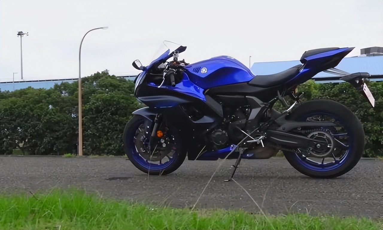 仿赛摩托车可以摩旅吗？为什么旅途很少看到仿赛车，给大家了解下休闲区蓝鸢梦想 - Www.slyday.coM