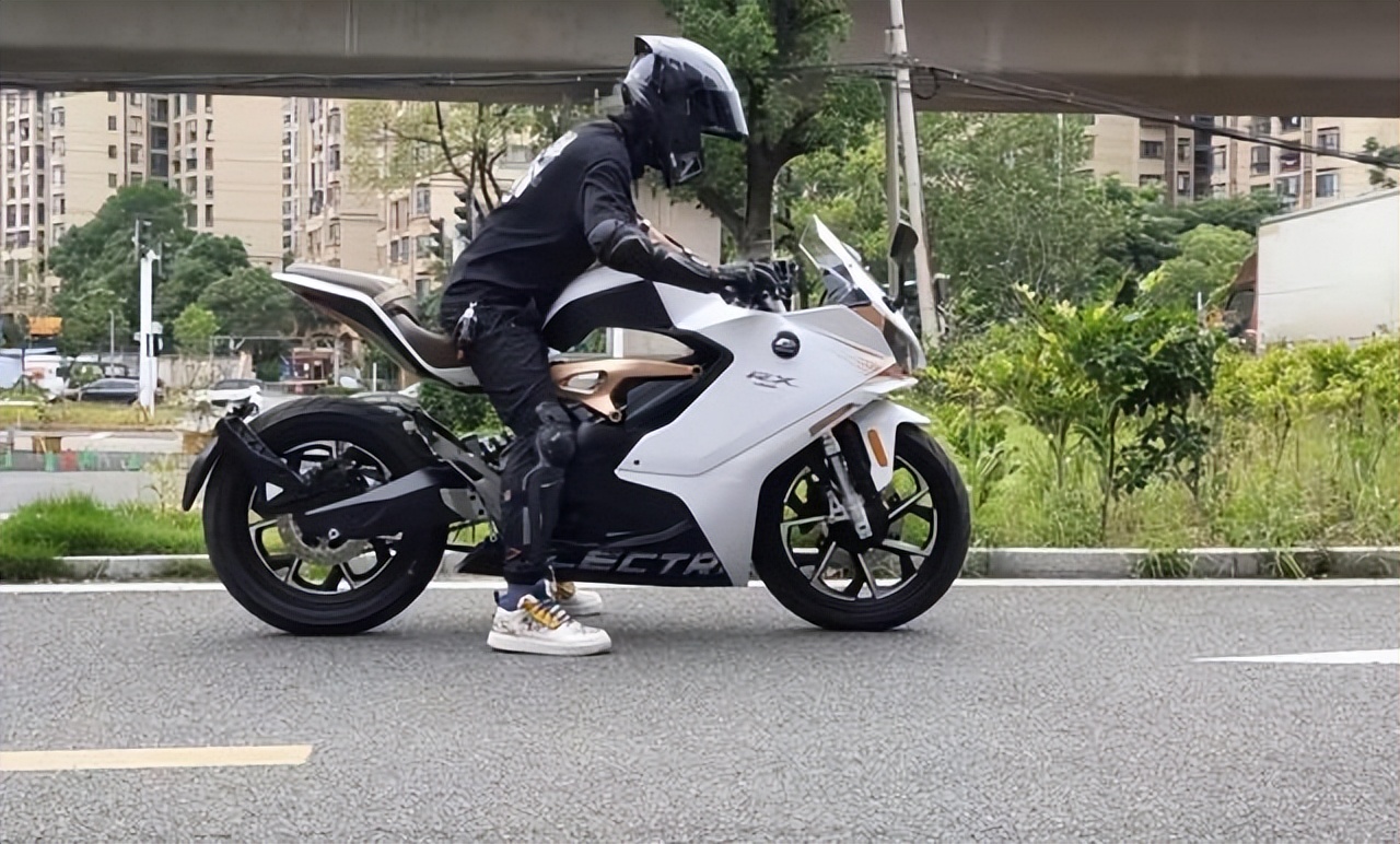 仿赛摩托车可以摩旅吗？为什么旅途很少看到仿赛车，给大家了解下休闲区蓝鸢梦想 - Www.slyday.coM