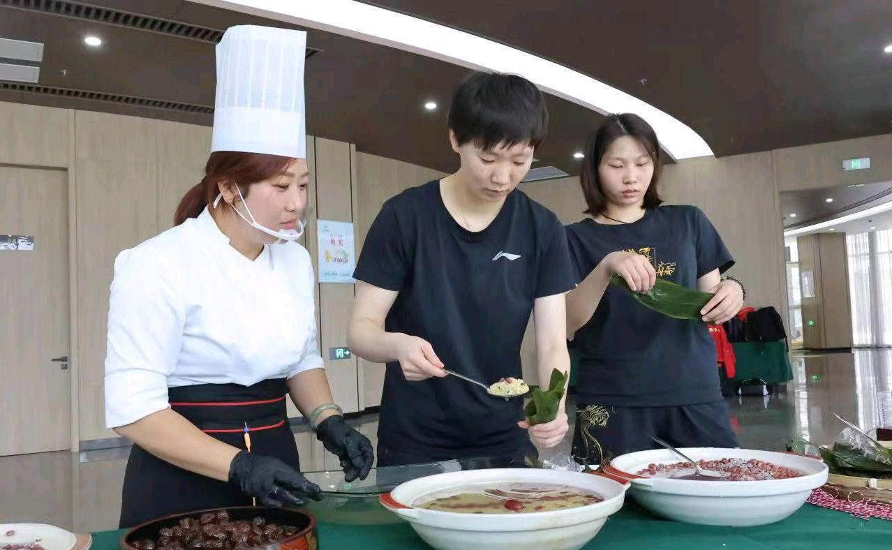 以王曼昱、孙颖莎为偶像，日韩选手对陈梦不熟悉，所以不效仿休闲区蓝鸢梦想 - Www.slyday.coM