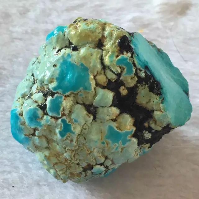 绿松石上的铁线，到底是什么物质？休闲区蓝鸢梦想 - Www.slyday.coM