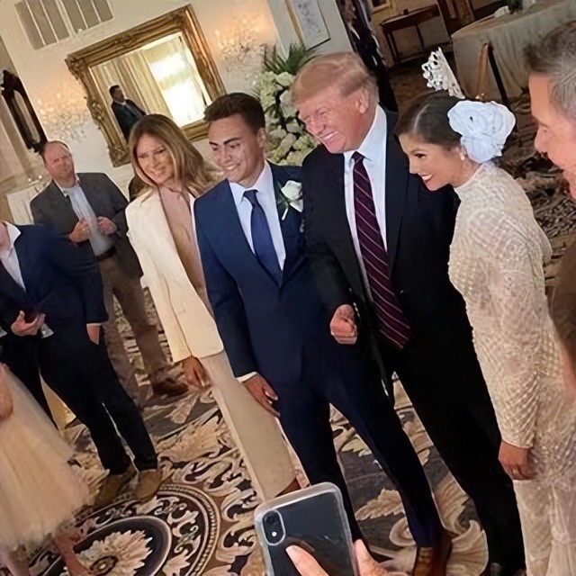 梅拉尼娅罕见正式亮相！穿米色套装依然美，完胜北约峰会的夫人们休闲区蓝鸢梦想 - Www.slyday.coM