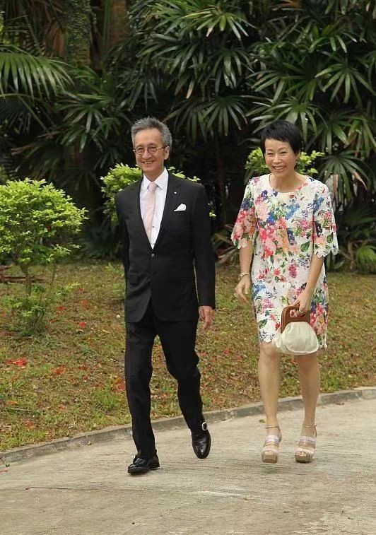 叶童携老公走红毯，穿碎花裙不站C位，却比钟镇涛二婚老婆还惹眼休闲区蓝鸢梦想 - Www.slyday.coM