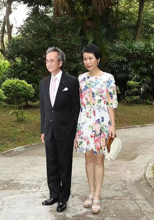 叶童携老公走红毯，穿碎花裙不站C位，却比钟镇涛二婚老婆还惹眼休闲区蓝鸢梦想 - Www.slyday.coM