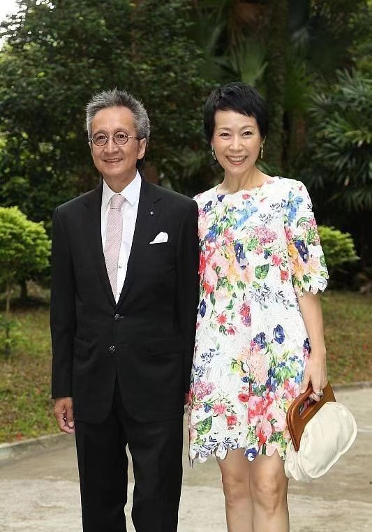 叶童携老公走红毯，穿碎花裙不站C位，却比钟镇涛二婚老婆还惹眼休闲区蓝鸢梦想 - Www.slyday.coM