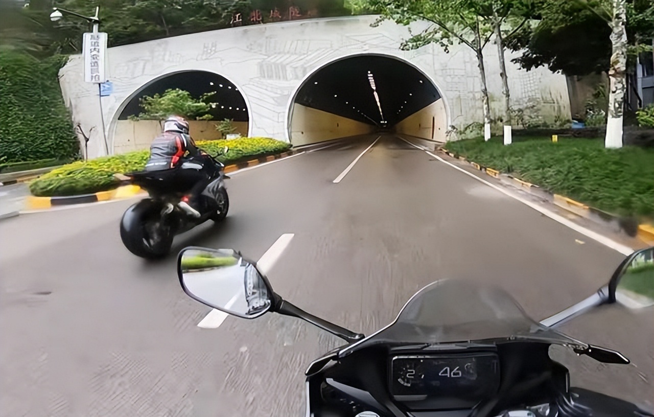 仿赛摩托车可以摩旅吗？为什么旅途很少看到仿赛车，给大家了解下休闲区蓝鸢梦想 - Www.slyday.coM