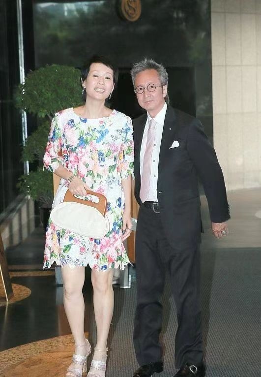 叶童携老公走红毯，穿碎花裙不站C位，却比钟镇涛二婚老婆还惹眼休闲区蓝鸢梦想 - Www.slyday.coM