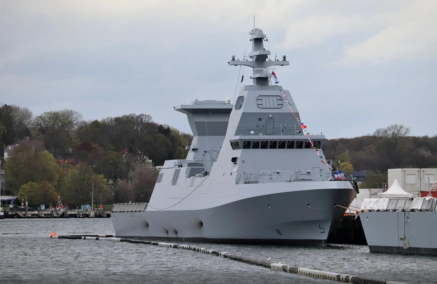 护卫舰却拥有大量武器装备和电子设备,很难想象这是仅有1000多吨排水