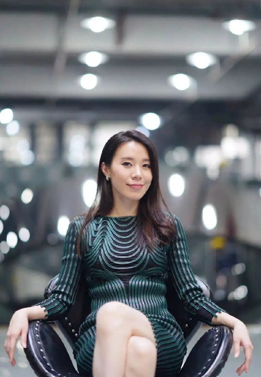 王屹芝不愧是百亿贵妇，就算穿着低调的服装，也掩盖不住气场休闲区蓝鸢梦想 - Www.slyday.coM