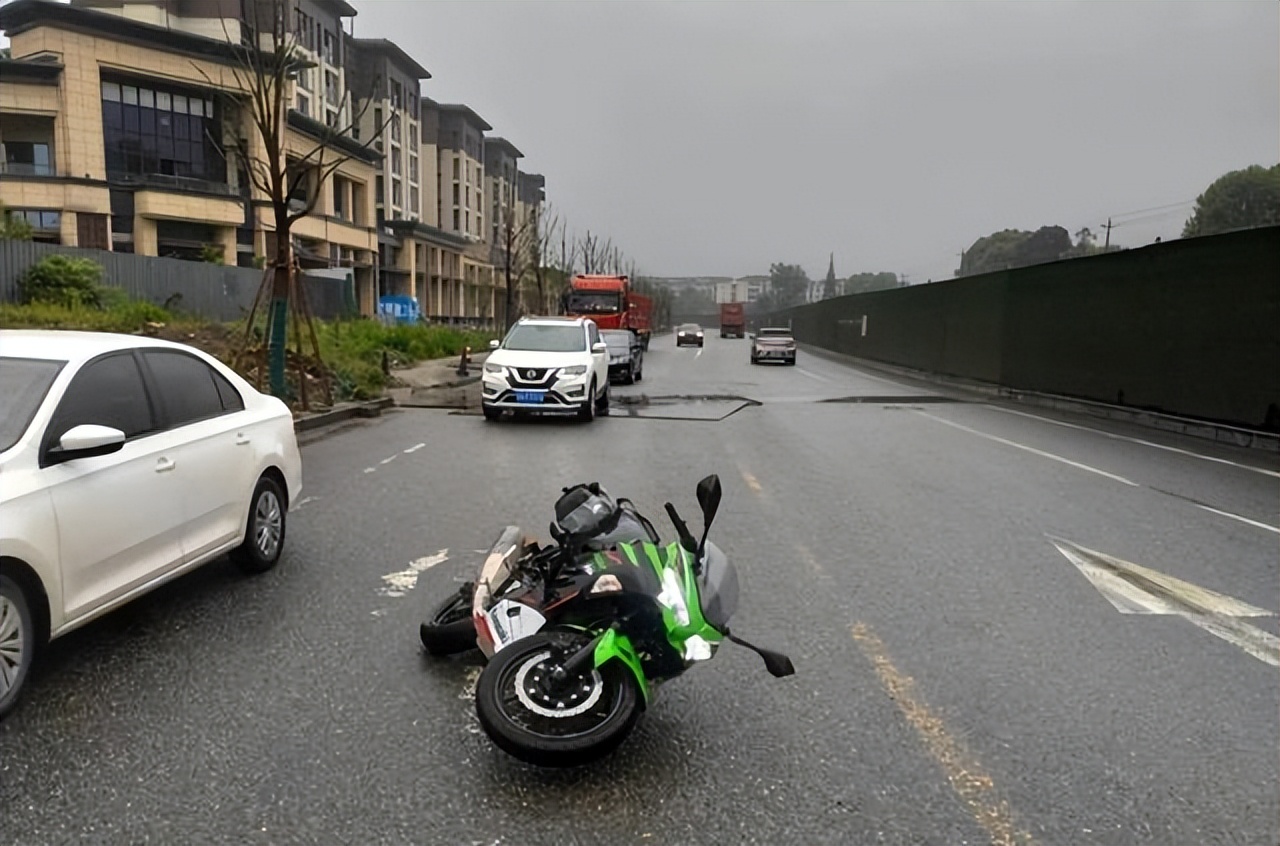 仿赛摩托车可以摩旅吗？为什么旅途很少看到仿赛车，给大家了解下休闲区蓝鸢梦想 - Www.slyday.coM