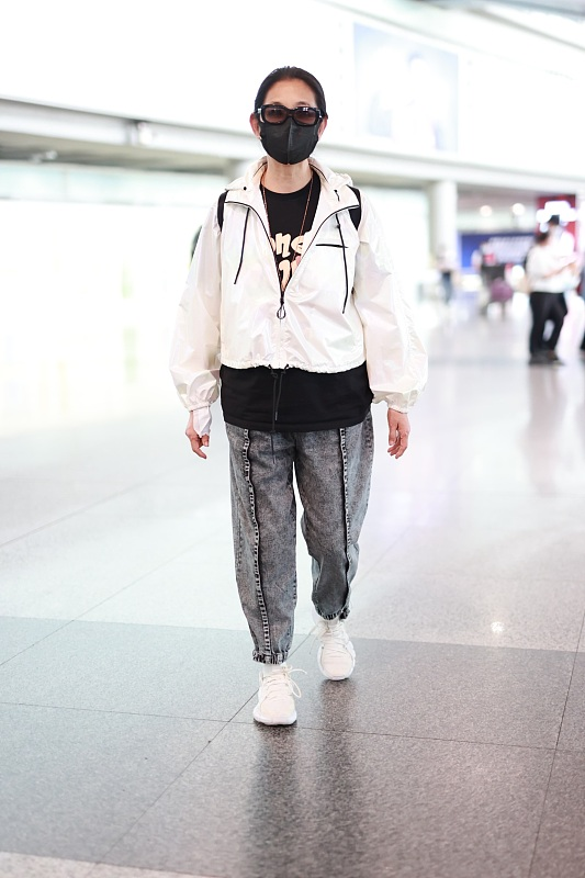 倪萍瘦下来整个人气质都变好了，穿着打扮值得奶奶们学习，很洋气休闲区蓝鸢梦想 - Www.slyday.coM