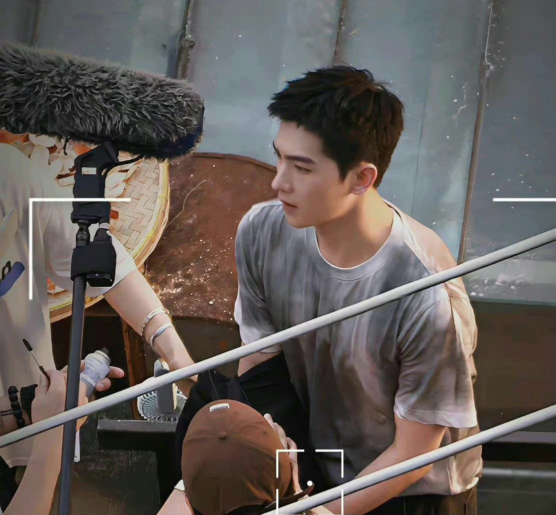 8》第一期播出,是老人带新人的形式,总共有8个人,老人组有王迅,郭京飞