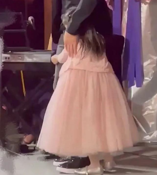 林心如骑车带女儿出门,安装了宝宝座椅太宠娃,小海豚是长腿少女休闲区蓝鸢梦想 - Www.slyday.coM 林心如骑车带女儿出门,安装了宝宝座椅太宠娃,小海豚是长腿少女休闲区蓝鸢梦想 - Www.slyday.coM