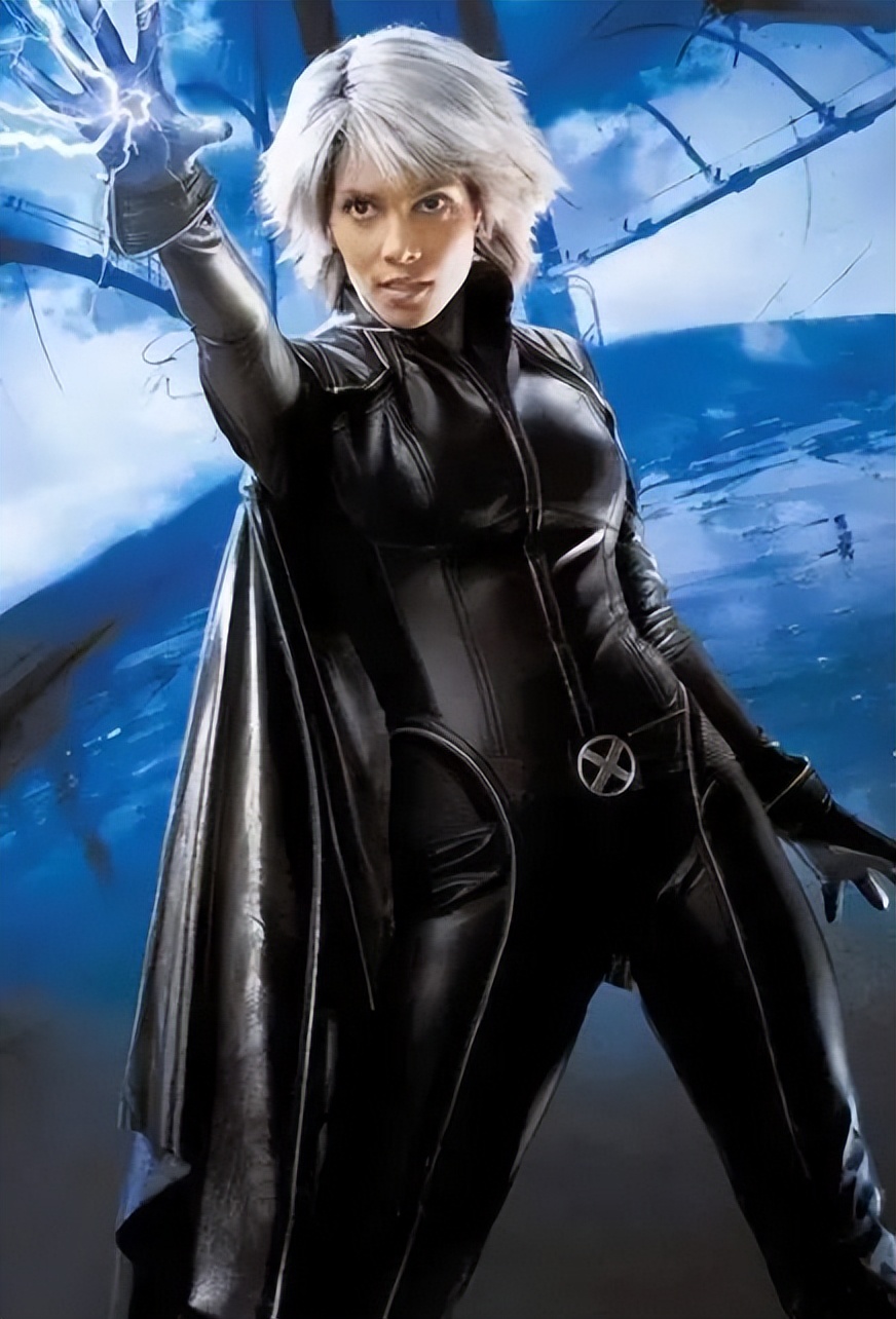 除此,暴风女也是穿紧身皮衣的女英雄,但她走的是飒爽的路线,而且配了