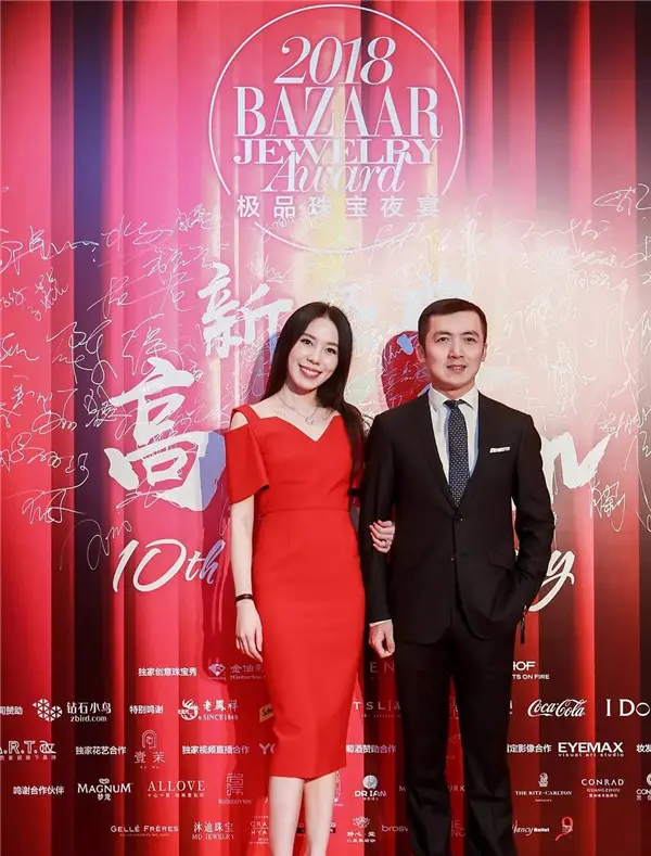 王屹芝不愧是百亿贵妇，就算穿着低调的服装，也掩盖不住气场休闲区蓝鸢梦想 - Www.slyday.coM