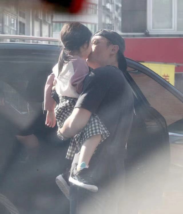 林心如骑车带女儿出门,安装了宝宝座椅太宠娃,小海豚是长腿少女休闲区蓝鸢梦想 - Www.slyday.coM 林心如骑车带女儿出门,安装了宝宝座椅太宠娃,小海豚是长腿少女休闲区蓝鸢梦想 - Www.slyday.coM