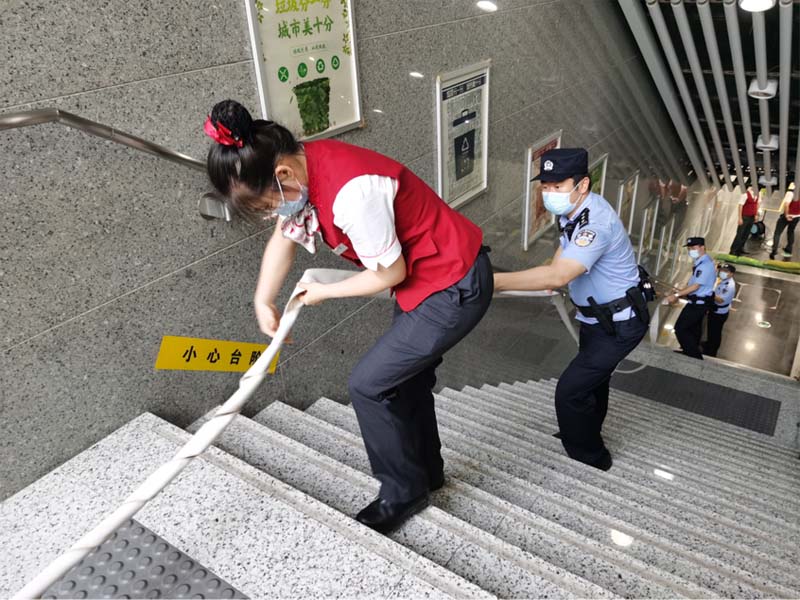 迎七一 保安全 站警同心守锡铁休闲区蓝鸢梦想 - Www.slyday.coM