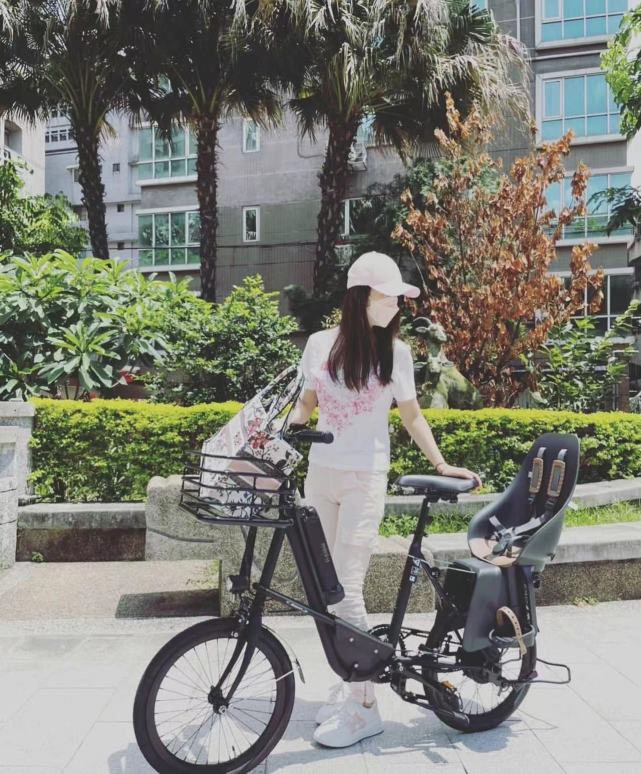 林心如骑车带女儿出门,安装了宝宝座椅太宠娃,小海豚是长腿少女休闲区蓝鸢梦想 - Www.slyday.coM 林心如骑车带女儿出门,安装了宝宝座椅太宠娃,小海豚是长腿少女休闲区蓝鸢梦想 - Www.slyday.coM