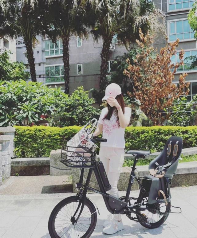 林心如骑车带女儿出门,安装了宝宝座椅太宠娃,小海豚是长腿少女休闲区蓝鸢梦想 - Www.slyday.coM 林心如骑车带女儿出门,安装了宝宝座椅太宠娃,小海豚是长腿少女休闲区蓝鸢梦想 - Www.slyday.coM