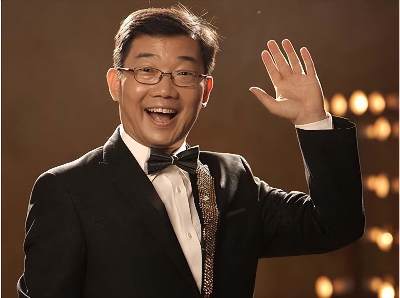 著名笑星大兵:原本他靠嘴吃饭,同样也因他的嘴,前途一败涂地休闲区蓝鸢梦想 - Www.slyday.coM 著名笑星大兵:原本他靠嘴吃饭,同样也因他的嘴,前途一败涂地休闲区蓝鸢梦想 - Www.slyday.coM