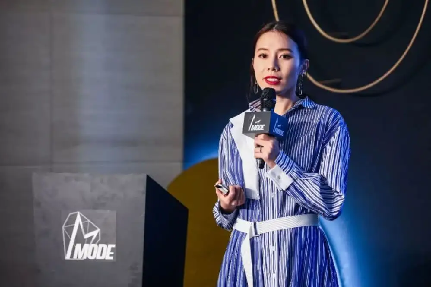 王屹芝不愧是百亿贵妇，就算穿着低调的服装，也掩盖不住气场休闲区蓝鸢梦想 - Www.slyday.coM