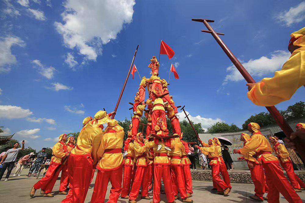 磐安60名罗汉班成员36度烈日高温下表演叠牌坊等民间非遗节目