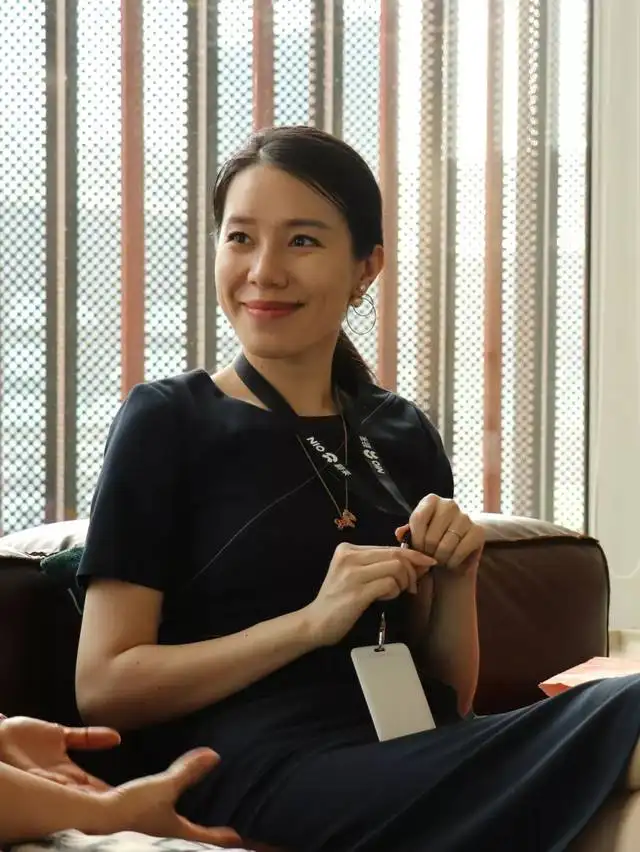 王屹芝不愧是百亿贵妇，就算穿着低调的服装，也掩盖不住气场休闲区蓝鸢梦想 - Www.slyday.coM