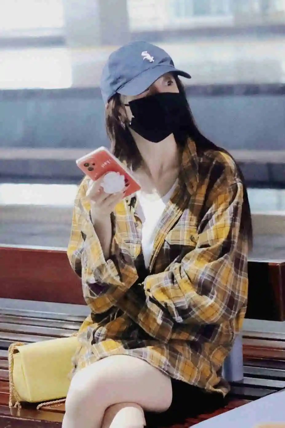 杨幂私服穿搭有多甜酷?白色背心搭配黑色短裤,给人心动的感觉休闲区蓝鸢梦想 - Www.slyday.coM 杨幂私服穿搭有多甜酷?白色背心搭配黑色短裤,给人心动的感觉休闲区蓝鸢梦想 - Www.slyday.coM