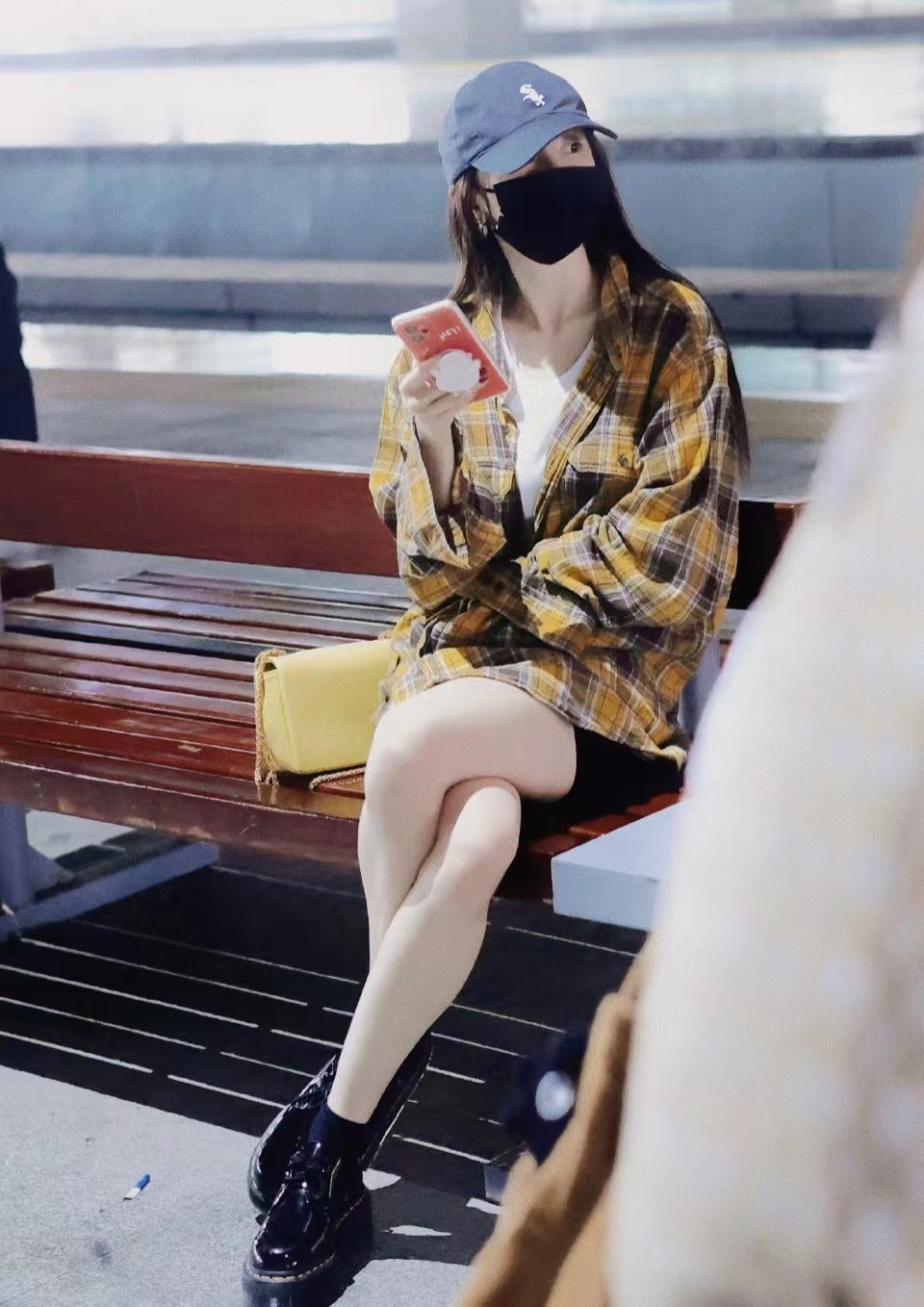时尚女王杨幂,格子衬衫内搭白色t恤配黑色骑行裤,舒适又个性