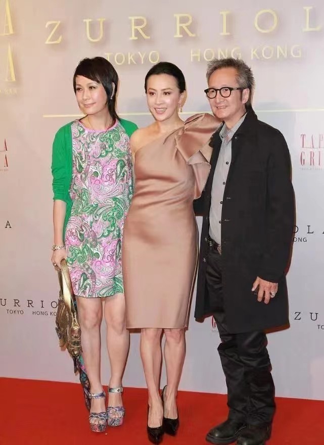 叶童携老公走红毯，穿碎花裙不站C位，却比钟镇涛二婚老婆还惹眼休闲区蓝鸢梦想 - Www.slyday.coM