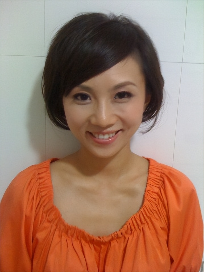 美女主持人李静雯的励志史:穷并不可怕,可怕的是自己放弃了机会休闲区蓝鸢梦想 - Www.slyday.coM 美女主持人李静雯的励志史:穷并不可怕,可怕的是自己放弃了机会休闲区蓝鸢梦想 - Www.slyday.coM