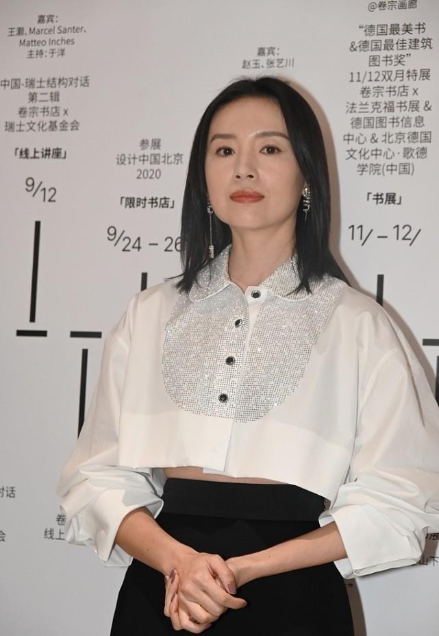 董洁真是优雅的代表，简单的白衬衫配黑裤子，看着却并不平庸休闲区蓝鸢梦想 - Www.slyday.coM