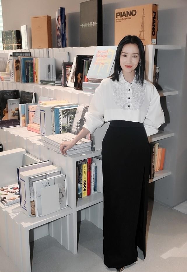 董洁真是优雅的代表，简单的白衬衫配黑裤子，看着却并不平庸休闲区蓝鸢梦想 - Www.slyday.coM