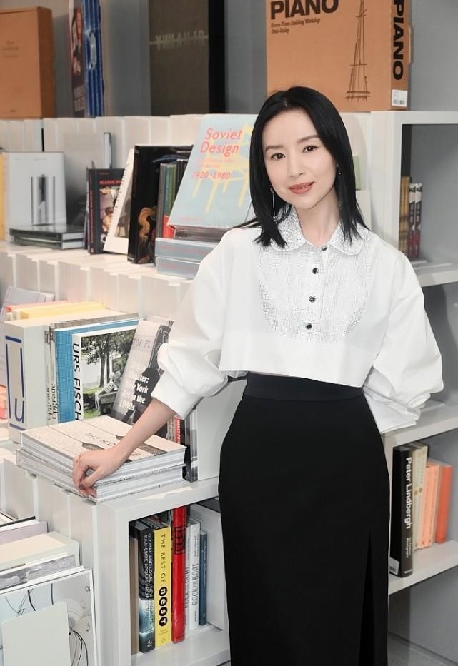 董洁真是优雅的代表，简单的白衬衫配黑裤子，看着却并不平庸休闲区蓝鸢梦想 - Www.slyday.coM