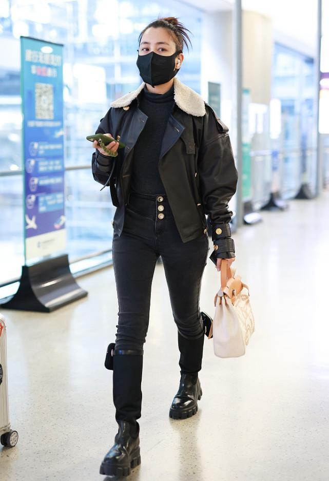 马苏的帅气感一般人模仿不来,一身黑色的造型好酷飒,走路都带风休闲区蓝鸢梦想 - Www.slyday.coM 马苏的帅气感一般人模仿不来,一身黑色的造型好酷飒,走路都带风休闲区蓝鸢梦想 - Www.slyday.coM